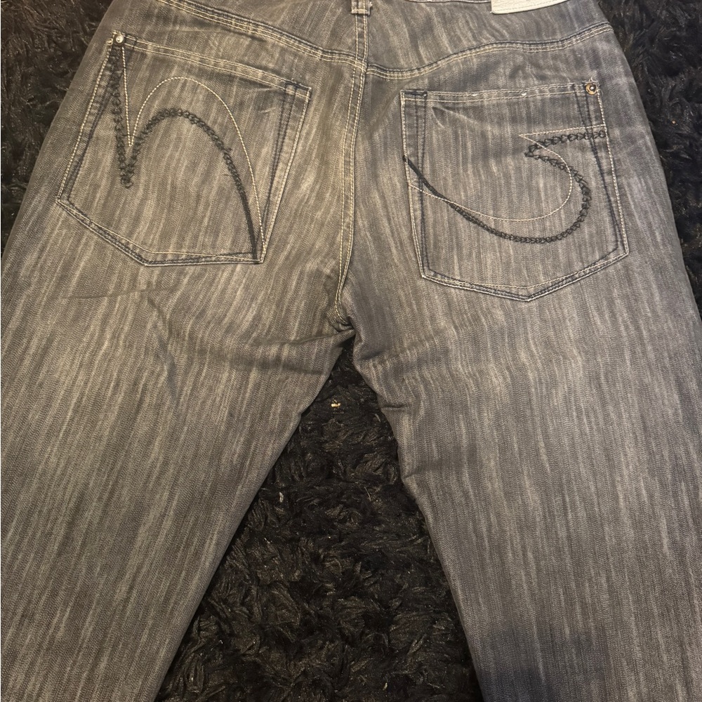 Stylish Gray Jeans with Distinctive Pocket Design